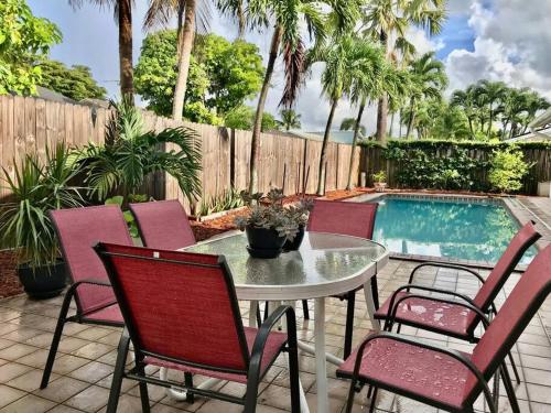 Facilities, Pool House in Tropical Miami in The Crossings