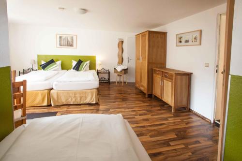 2 twin beds, 2 sofa beds