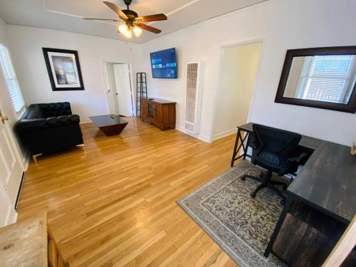 Cozy 1,400sq ft 2BR+2BA WeHo Gated Home in Los Angeles, USA