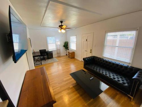 Cozy 1,400sq ft 2BR+2BA WeHo Gated Home in Los Angeles, USA