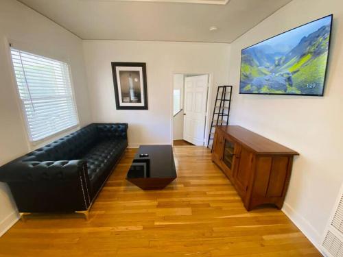 Cozy 1,400sq ft 2BR+2BA WeHo Gated Home in Los Angeles, USA