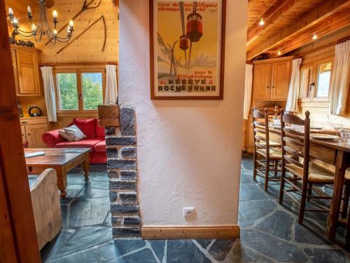 Chalet chaleureux près du centre avec cheminée et vue montagne - FR-1-688-4 (Chalet chaleureux pres du centre avec cheminee et vue montagne - FR-1-688-4) in โมเรล