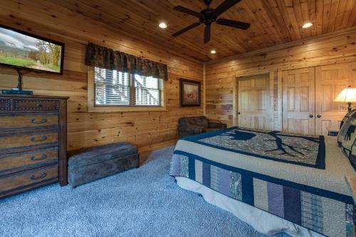 Mountain View Lodge, 8 BR, Hot Tub, Pool Table, Theater Room, Sleeps 24