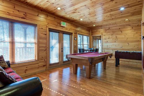 Mountain View Lodge, 8 BR, Hot Tub, Pool Table, Theater Room, Sleeps 24