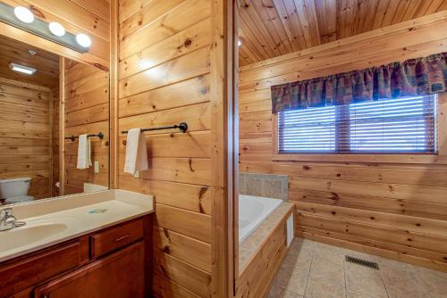 Mountain View Lodge, 8 BR, Hot Tub, Pool Table, Theater Room, Sleeps 24