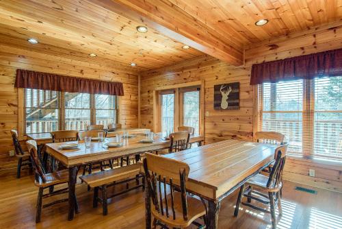 Mountain View Lodge, 8 BR, Hot Tub, Pool Table, Theater Room, Sleeps 24