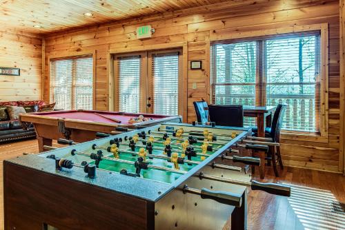 Mountain View Lodge, 8 BR, Hot Tub, Pool Table, Theater Room, Sleeps 24