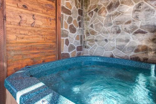 Mountain View Lodge, 8 BR, Hot Tub, Pool Table, Theater Room, Sleeps 24