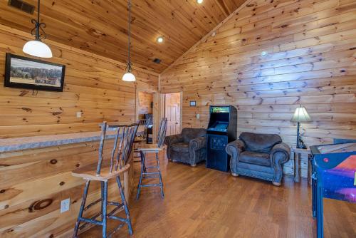 Mountain View Lodge, 8 BR, Hot Tub, Pool Table, Theater Room, Sleeps 24