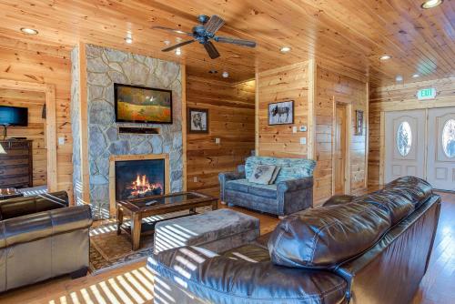 Mountain View Lodge, 8 BR, Hot Tub, Pool Table, Theater Room, Sleeps 24