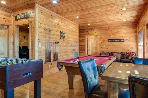 Mountain View Lodge, 8 BR, Hot Tub, Pool Table, Theater Room, Sleeps 24