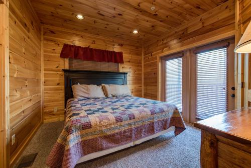 Mountain View Lodge, 8 BR, Hot Tub, Pool Table, Theater Room, Sleeps 24