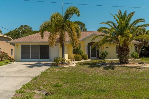 Exterior view, Westons Water Watch - Private Villa with heated pool - sleeps 6 in Rotonda West (FL)