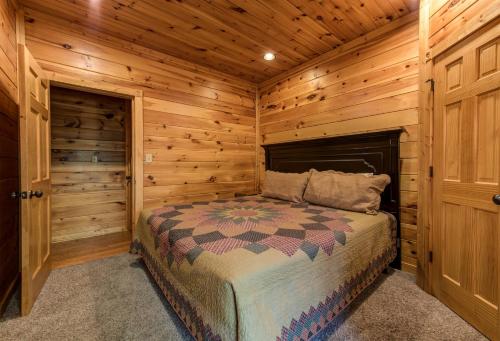 Mountain View Lodge, 8 BR, Hot Tub, Pool Table, Theater Room, Sleeps 24