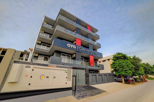 OYO Townhouse 166 Infinity stays 38