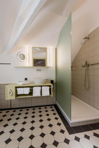 room detail thumbnail 2