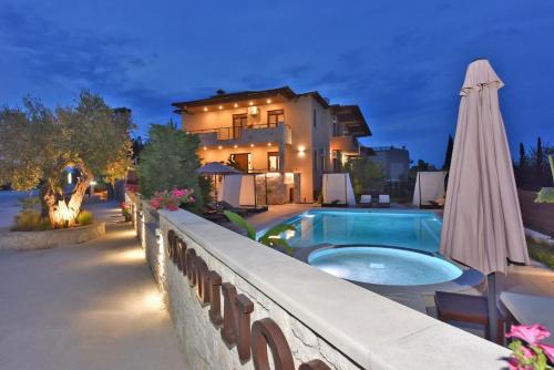  Sinodinos Deluxe Apartments in Afytos