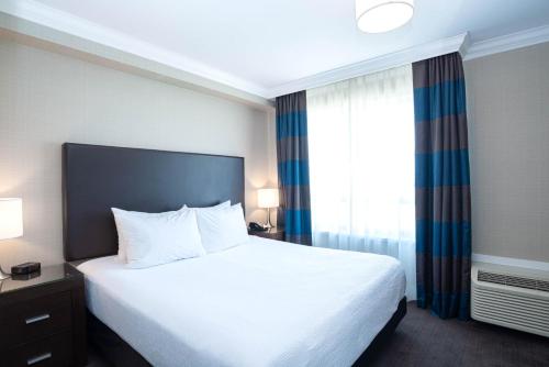 Grand Suite, 1 King Bed, Kitchenette, Sitting Area