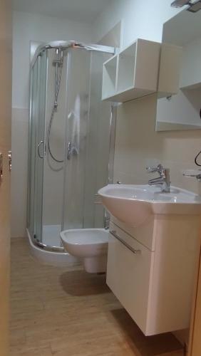 One-Bedroom Apartment - Split Level image 4