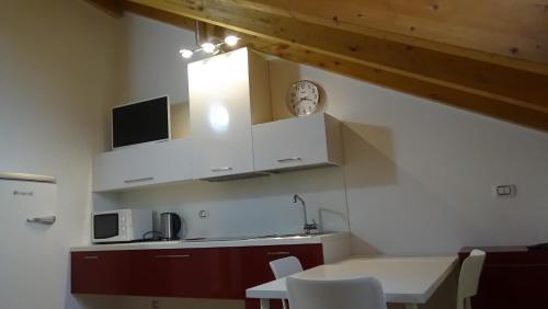 One-Bedroom Apartment - Split Level image 6