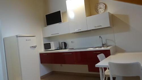 One-Bedroom Apartment - Split Level image 5