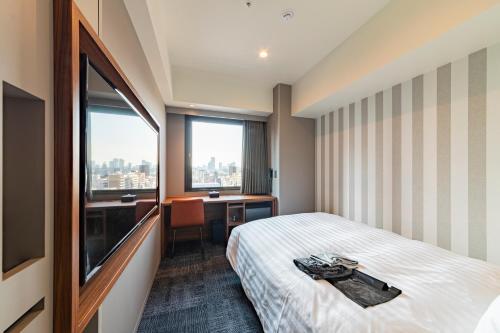 Single Room - Non-Smoking image 6