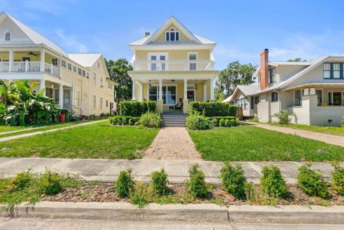 Pet friendly water front home in Palatka South Historic District with private dock that sleeps 8 in Palatka, USA
