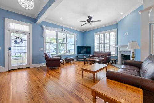 Pet friendly water front home in Palatka South Historic District with private dock that sleeps 8 in Palatka, USA