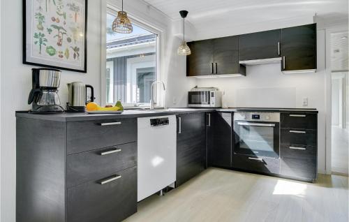 virtuve, Amazing Home In Væggerløse With Sauna in Idestrup