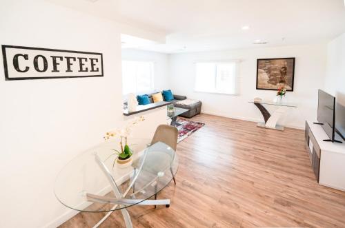 Sleeps 4 Modern Furnished with Free Parking in Koreatown