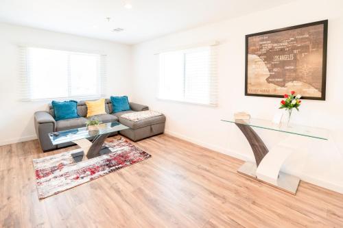 Sleeps 4 Modern Furnished with Free Parking in Koreatown