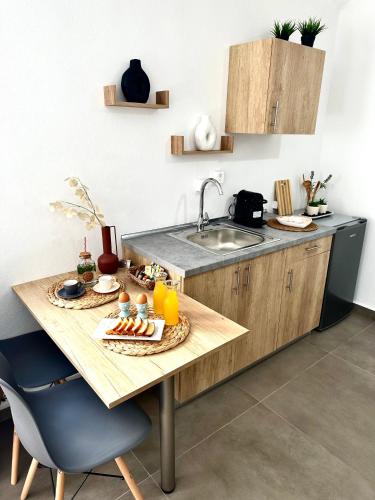 المرافق, Aeron Suites in Exo Gonia