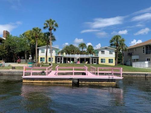 Room in Apartment - Flamingo Room on the Cotee River