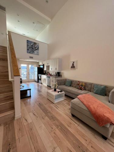 Modern One-Bed Loft in Hollywood Sign View & Free Parking, Los Angeles (fotografie 9)