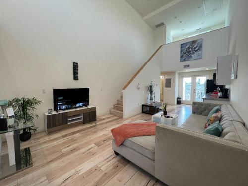 Modern One-Bed Loft in Hollywood Sign View & Free Parking, Los Angeles (fotografie 10)