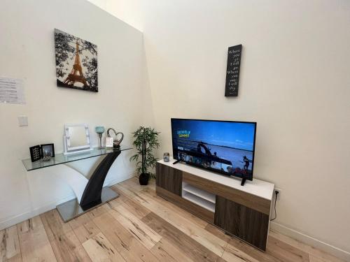 Modern One-Bed Loft in Hollywood Sign View & Free Parking, Los Angeles (fotografie 6)