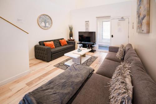 Chic 1-Bed Hollywood Loft Iconic Sign Views & Private Parking, Los Angeles
