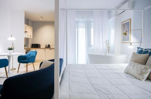Glamorous flat with Jacuzzi, king size bed and small balcony, Perugia (foto 6)