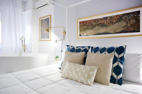 Glamorous flat with Jacuzzi, king size bed and small balcony, Perugia (foto 2)