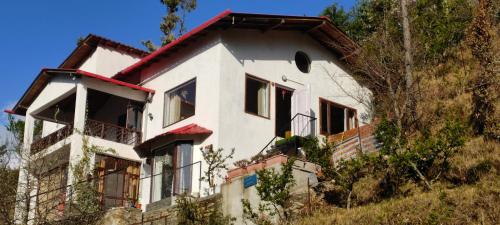 Hostie Katie's Abode - 3 BHK Homestay, Hartola near Mukteshwar