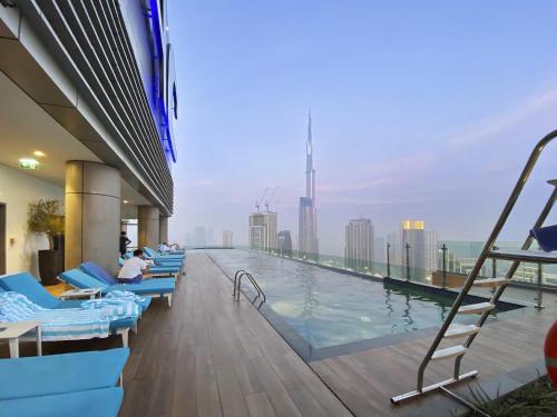 ALiving Luxury and Cozy 2BR with Infinity Pool I Near Dubai Mall & Burj Khalifa I Paramount Hotel Midtown, Дубай