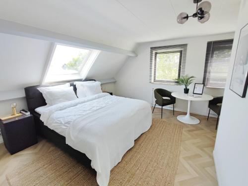 Guesthouse at the Amstel river with 2BR 2BA and garden 4