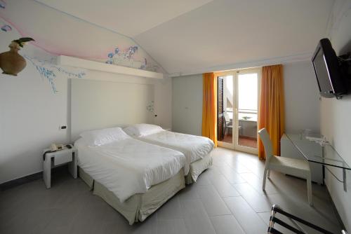1 queen bed, 2 twin beds