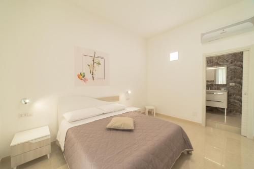 Double Room with Balcony image 1