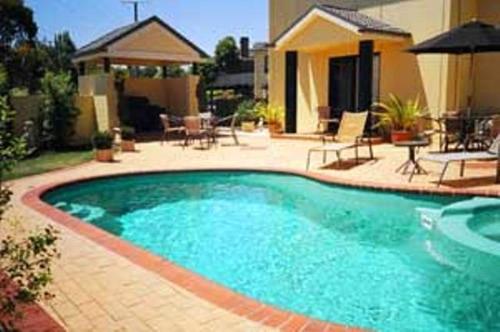 Hopkins House Motel & Apartments Hopkins House Motel & Apartments is conveniently located in the popular Warrnambool area. The hotel has everything you need for a comfortable stay. Facilities for disabled guests, express check-in/che