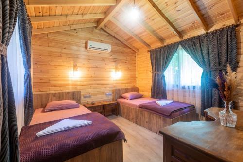 2 twin beds