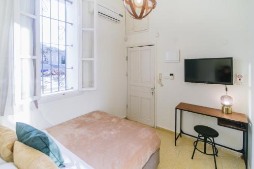 Pink & Blondie - Smart Hotel by Loginn Tel Aviv - image 7