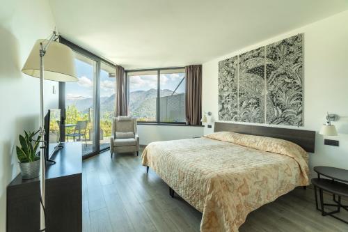 Deluxe Double or Twin Room with Partial Lake View and Garden image 5