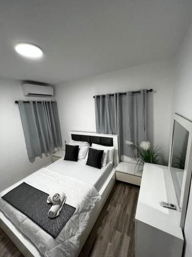דירת 4 חדרים מול הים in Bat Yam