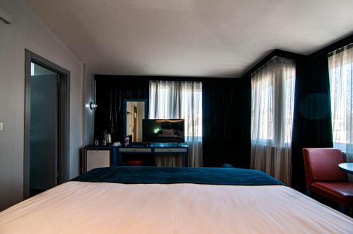 Deluxe Double Room image 10